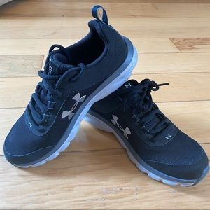 Under Amour Boys Running Shoes (6) Black/Grey/White never worn outside/like new